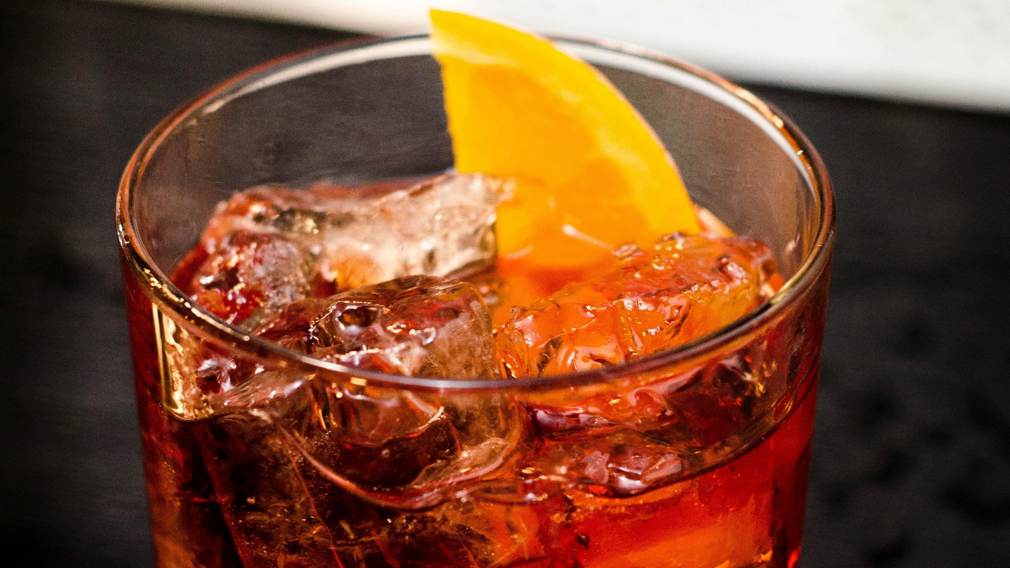 O Negroni &eacute; um cl&aacute;ssico da coquetelaria italiana, conhecido por sua cor vibrante e equil&iacute;brio de sabores -  (crédito: Pexels)