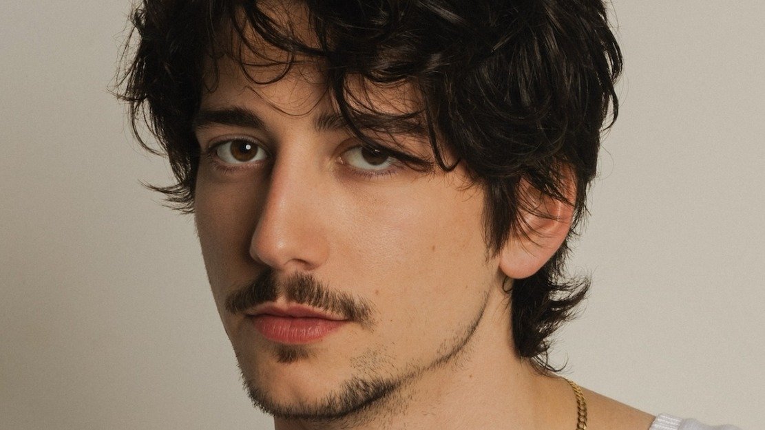 Milo Manheim, escalado como Flynn Ryder em 'Enrolados', transita entre o sucesso teen e pap&eacute;is desafiadores. -  (crédito: Reprodu&ccedil;&atilde;o/ Redes sociais)