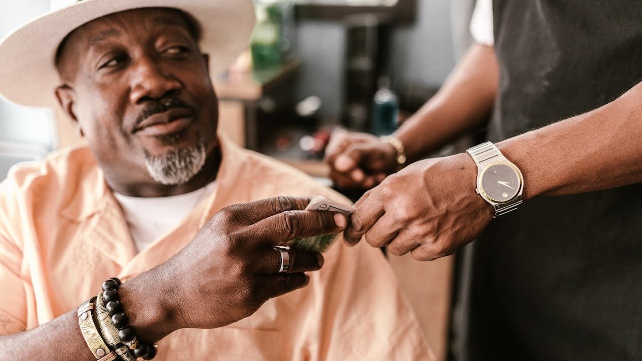 A gorjeta &eacute; um dos pontos de aten&ccedil;&atilde;o cultural que viajantes devem considerar para evitar constrangimentos. -  (crédito: RDNE Stock project/ Pexels)