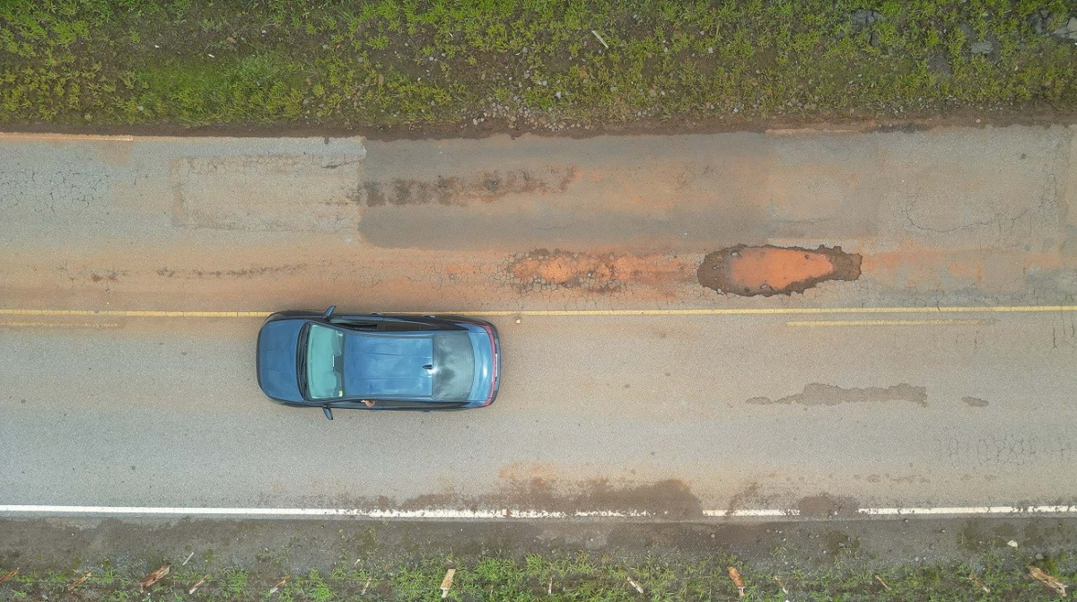 Buracos também estão entre os problemas da via
    -Leandro Couri/EM/D.A.Press