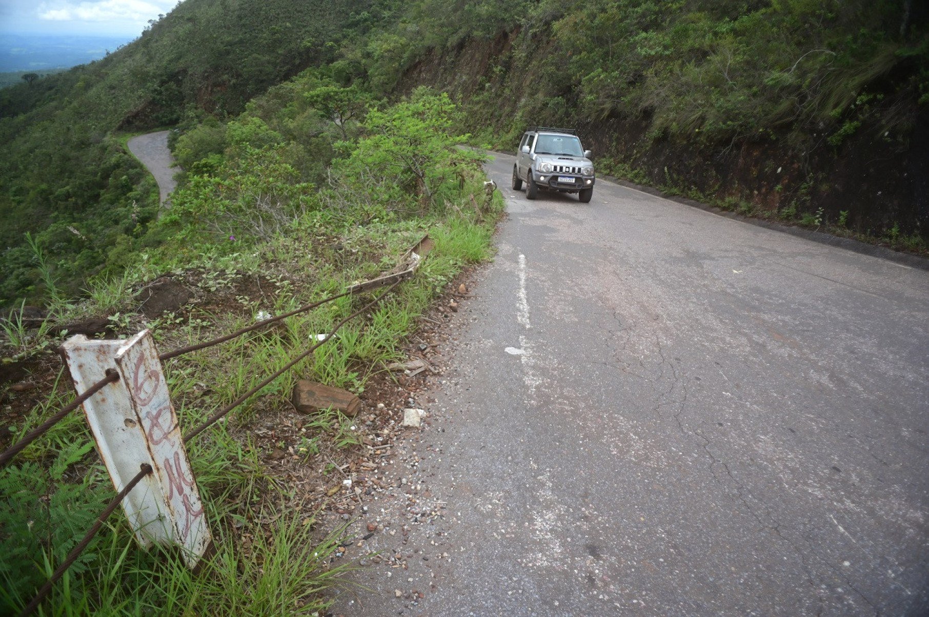 Com faixas apagadas e proteções em ruínas, estrada não esconde a falta de manutenção-Leandro Couri/EM/D.A.Press