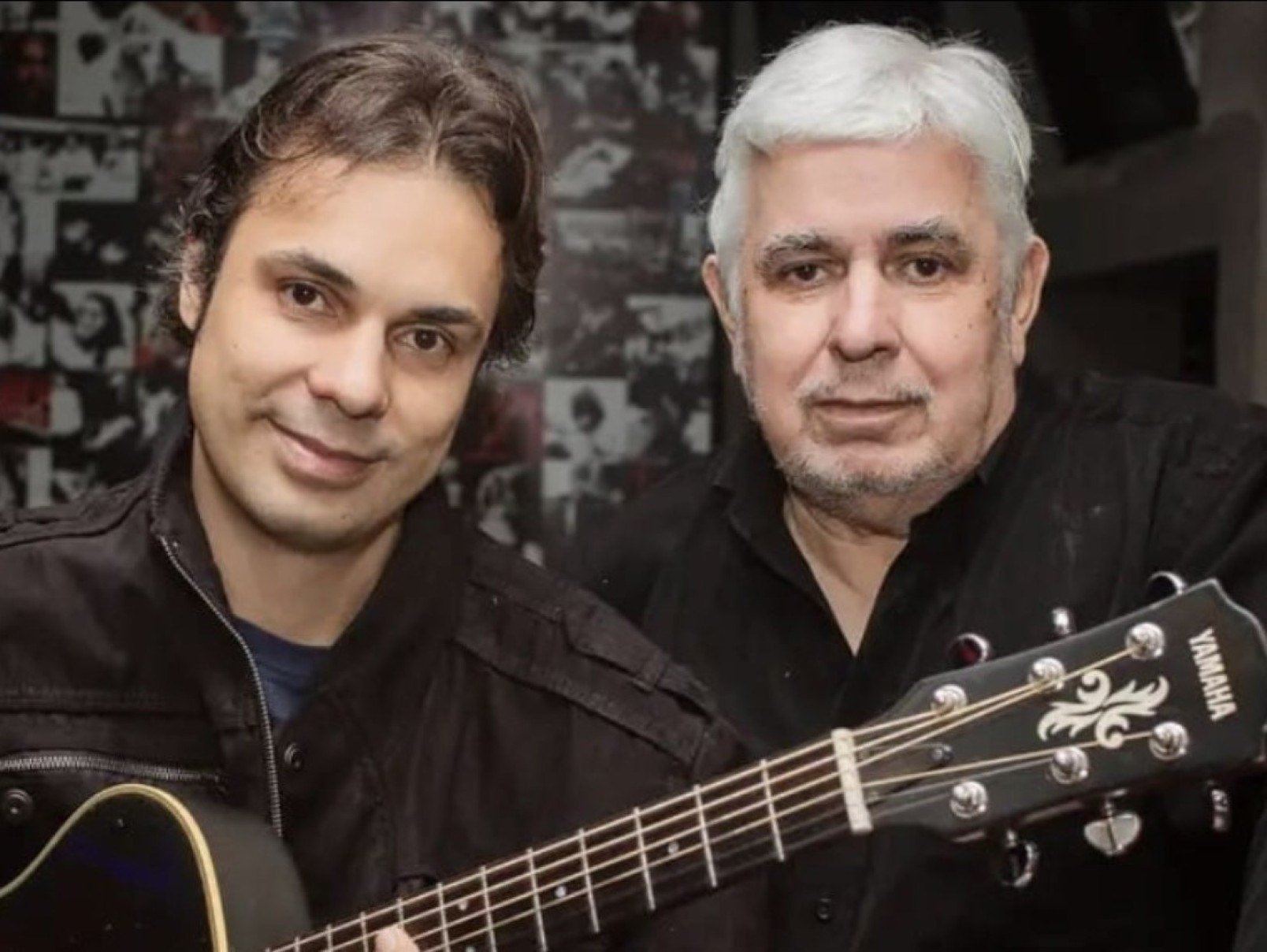 Rodrigo e Marilton Borges, pai e filho, vestem camiseta preta e est&atilde;o lado a lado, olhando para a c&acirc;mera