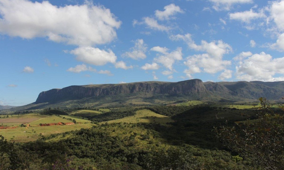 5 montanhas em Minas Gerais para quem ama trilhas e natureza