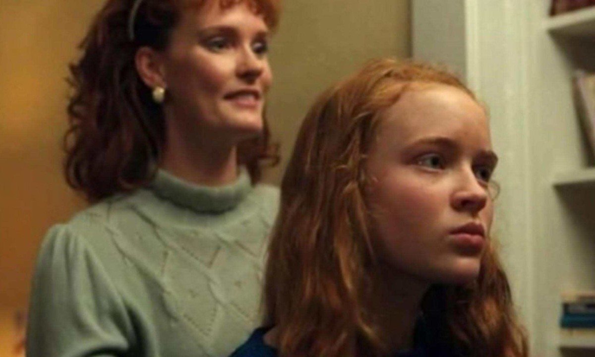 Jennifer Marshall e Sadie Sink em cena de 'Stranger things'