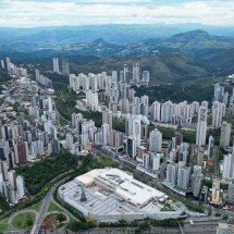 Vista do 'paredão' de prédios que, segundo especialistas, contribui para a elevação dos termômetros na capital  -  (crédito: Leandro Couri/EM/D.A Press)