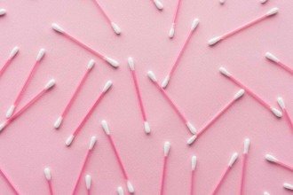 Por que os médicos recomendam evitar cotonetes nos ouvidos