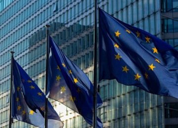 Prédio do Parlamento Europeu, com bandeiras da União Europeia hasteadas -  (crédito: Marco/Pexels)