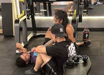 Jovem de 19 anos foi imobilizado e levado para uma UPA, onde foi diagnosticada a torção causada pelo acidente -  (crédito: Reprodução)