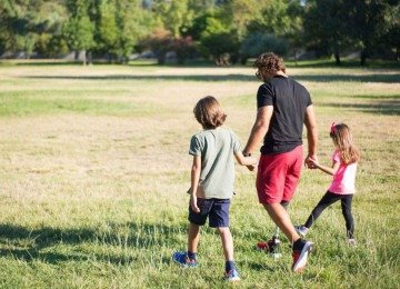 Pai disse que não gosta de brincar com os filhos e se sente infeliz de fazê-lo -  (crédito: FreePik)