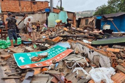 Acidente no Bairro Vila da Luz deixa três barracões destruídos depois de carreta perder o controle
 -  (crédito: Jair Amaral/EM/D.A.Press)
