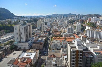 Uma igreja localizada em Juiz de Fora, Minas Gerais, ganhou fama por sua arquitetura inusitada e se tornou um dos principais ícones da cidade. -  (crédito: Wikimedia Commons/HVL)