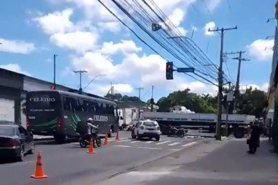 Carreta ficou atravessada na pista da avenida, que ficou interditada por cerca de 3 horas -  (crédito: Divulgação/BHTrans)