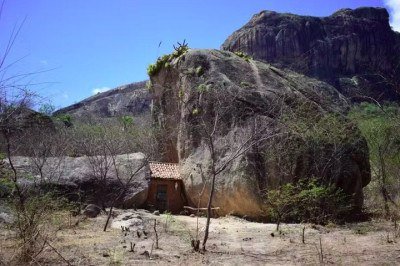 Uma casinha minúscula construída entre duas rochas gigantes no sertão cearense, no distrito de Missi (Irauçuba), tem chamado a atenção por sua localização inusitada.  -  (crédito: Divulgação/Fernando Braga)
