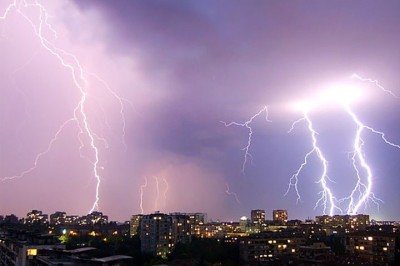 Embora muitos municípios brasileiros disputem o título de 'capital dos raios', apenas uma cidade detém esse título no país — e não é pela quantidade de descargas.  -  (crédito: Wikimedia Commons/Boby Dimitrov )