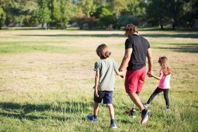 Pai disse que não gosta de brincar com os filhos e se sente infeliz de fazê-lo -  (crédito: FreePik)