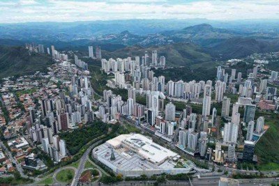 Vista do 'paredão' de prédios que, segundo especialistas, contribui para a elevação dos termômetros na capital  -  (crédito: Leandro Couri/EM/D.A Press)