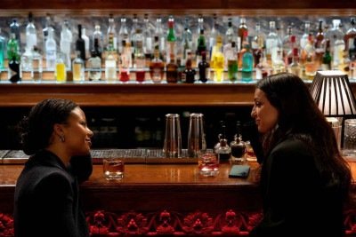 As protagonistas Harper Stern (Myha'la Herrold) e Yasmin Kara-Hanani (Marisa Abela) tentam recompor a relação no quarto ano da série  da HBO Max, que estreia amanhã; após o colapso do banco pierpoint, as duas reorientam as carreiras em direções muito diferentes   -  (crédito: HBO Max/divulgação)