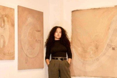 Obras de Juliana Matsumura expostas na Mitre Galeria remetem à vivência dos viajantes, imigrantes que se reinventam em outro lugar -  (crédito: Mitre Galeria/divulgação )