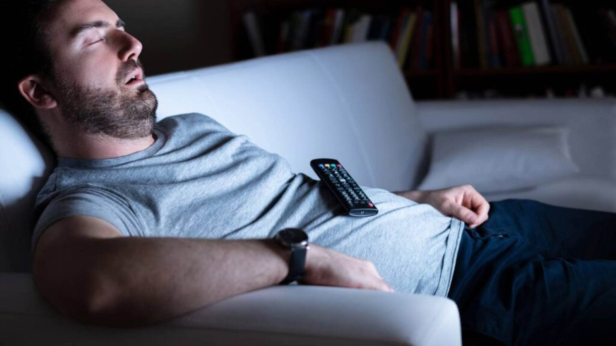 Dormir com a TV ligada pode fazer mal à sua saúde? - Portal Giro 10