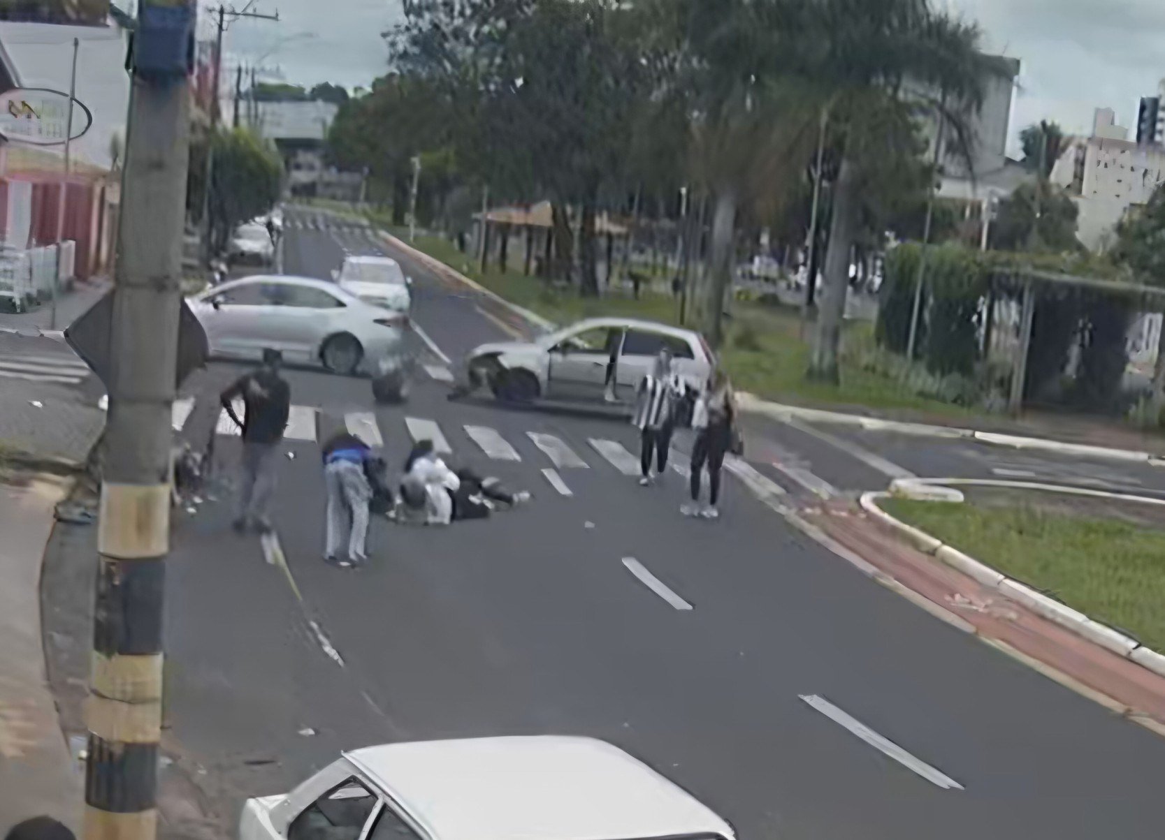 Vídeo: motociclista bate em carro, fica ferido e tem celular furtado - Reprodu&ccedil;&atilde;o/Redes sociais