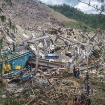 Colapso de aterro sanitário deixa pelo menos seis mortos - ALAN TANGCAWAN / AFP