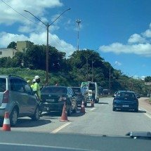 Engavetamento entre quatro carros complica o trânsito na BR-381 - Giovanna de Souza/EM/DA Press