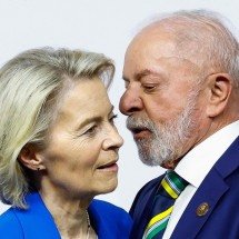 A presidente da Comissão Europeia, Ursula von der Leyen, conversa com o presidente do Brasil, Lula, durante a Cúpula de Líderes do G20
 -  (crédito: Thomas Mukoya/POOL/AFP)
