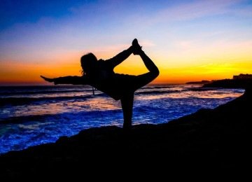 Exercícios de alongamento na praia; janeiro não é um recomeço para o corpo humano, é uma retomada -  (crédito: PxHere)