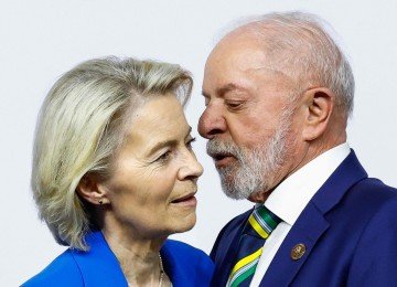 A presidente da Comissão Europeia, Ursula von der Leyen, conversa com o presidente do Brasil, Lula, durante a Cúpula de Líderes do G20
 -  (crédito: Thomas Mukoya/POOL/AFP)