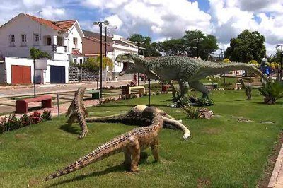 Extintos há cerca de 66 milhões de anos, os dinossauros seguem muito vivos no imaginário social das pessoas, sobretudo nesta sociedade de consumo e focada no entretenimento. Assim, eles também chamam a atenção de um município do Centro-sul baiano: Santa Inês.  - 