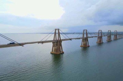 No século 20, a descoberta de petróleo nas proximidades do Maracaibo em 1914 e a construção de poços comerciais a partir de 1922 transformaram a região em um dos corações da indústria petrolífera venezuelana. 
 -  (crédito: - Reprodução do Youtube Canal zoomdigital7)