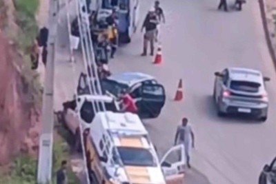 Um dos motoristas afirmou que o carro invadiu a contramão no momento da batida; o segundo motorista estava atordoado e não conseguiu dar sua versão -  (crédito: Reprodução/Redes sociais)