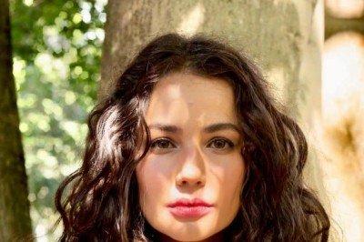 A atriz Nanda Marques é a nova contratada da Globo e integrará o elenco de “Quem Ama Cuida”, próxima novela das nove da emissora. O contrato foi assinado nesta semana, após a atriz ser aprovada em testes conduzidos pela diretora Amora Mautner.
 -  (crédito: Reprodução Instagram /@nandamaarques)