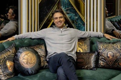 Tadeu Schmidt vai comandar o 'Big Brother Brasil' pela quinta vez. O tema 'Sonho da riqueza' inspira decoração da sala da 'casa mais vigiada do brasil' -  (crédito: fábio Rocha/Globo)