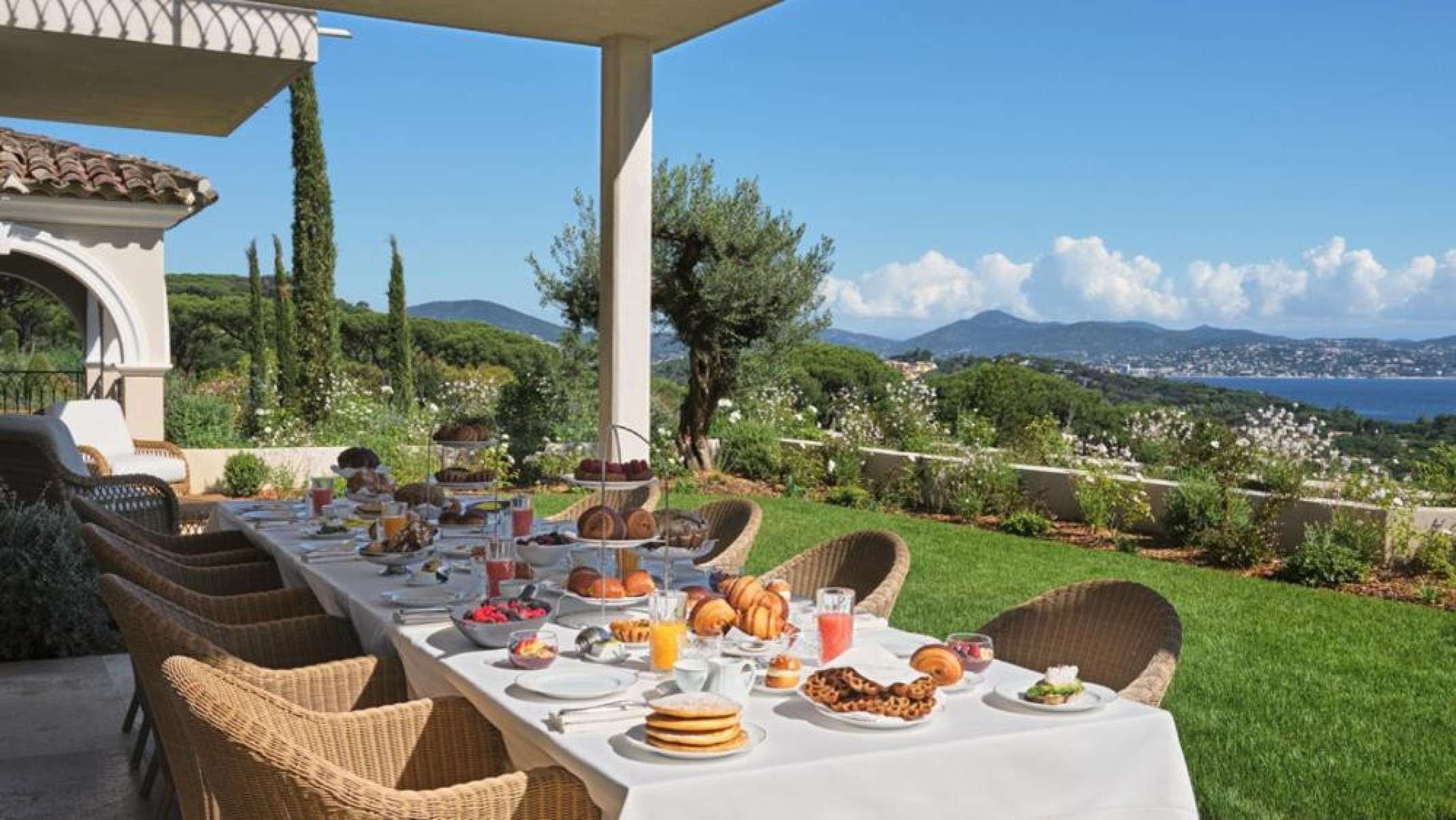 Serviço impecável de café da manhã voltado para hóspedes de altíssimo poder aquisitivo- Airelles Collection/Divulgação