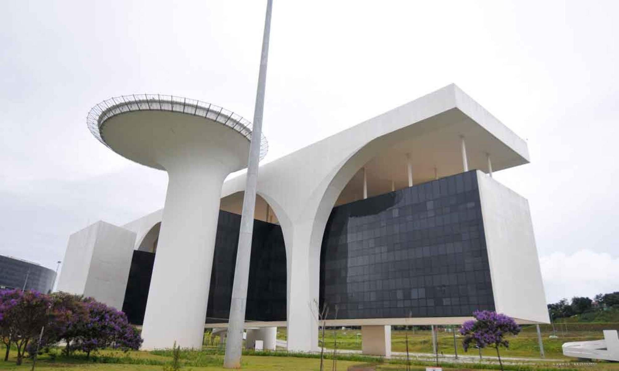 A disputa pelo Pal&aacute;cio Tiradentes j&aacute; &eacute; travada nos bastidores, mas a defini&ccedil;&atilde;o dos nomes na corrida sucess&oacute;ria ainda deve demorar