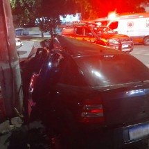 MG: Motorista perde o controle da direção e morre esmagado por poste - Divulgação/Corpo de Bombeiros