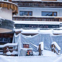 Proprietário de bar incendiado na Suíça diz que porta de serviço estava bloqueada por dentro - MAXIME SCHMID / AFP