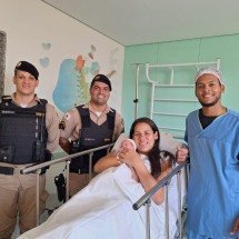 Bebê nasce dentro de carro em avenida de BH a caminho do hospital - PMMG/Divulgação