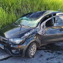 Carro capota após colisão na MG-010 e deixa dois feridos - Divulgação/Corpo de Bombeiros