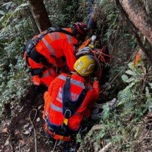 Homem cai em barranco durante trilha e é socorrido ferido pelos bombeiros - Divulgação/Corpo de Bombeiros