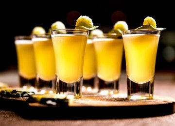 A tend&ecirc;ncia dos mini coquet&eacute;is e 'daycaps' continua em alta: drinks menores, menos alco&oacute;licos, perfeitos para encontros no in&iacute;cio da noite, como aperitivo junto ao p&ocirc;r do sol -  (crédito: Freepik)