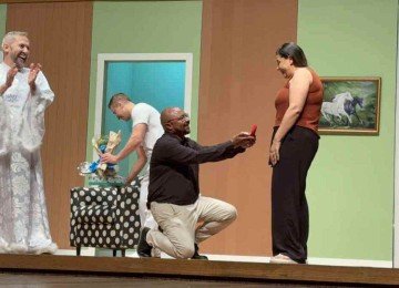 Rafael fez o pedido a Márcia tendo o elenco da peça 