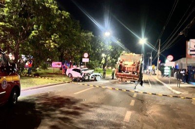 Motociclista foi arremessada ao canteiro central de avenida de Patos de Minas -  (crédito: Divulgação/Corpo de Bombeiros)