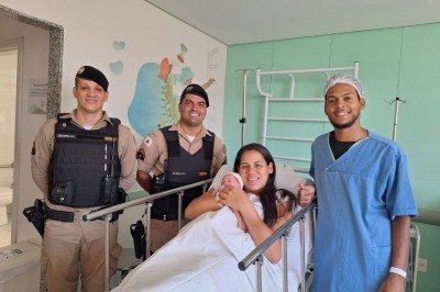 A bebê Ester nasceu dentro de um carro na Avenida Pedro II, em Belo Horizonte, neste domingo (11/1), com a ajuda da PM -  (crédito: PMMG/Divulgação)