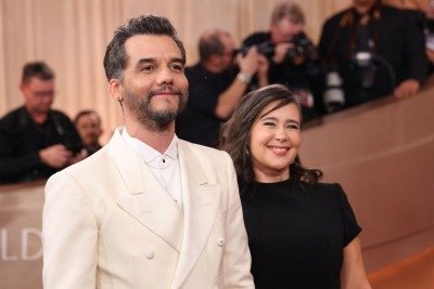 Wagner Moura chegou ao tapete vermelho do Globo de Ouro neste domingo (11/1) acompanhado da esposa Sandra Delgado -  (crédito: Michael Tran/AFP)