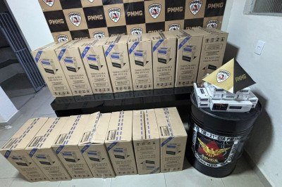 Durante as buscas, foram localizados 741 pacotes de cigarros, totalizando 7.410 maços -  (crédito: PMMG/Divulgação )