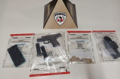 Itens apreendidos com o suspeito, entre eles a arma usada nas ameaÃ§as  -  (crédito: PMMG/DivulgaÃ§Ã£o)