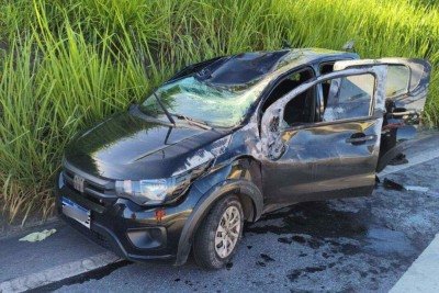 O motorista e uma passageira do Fiat Mobi ficaram feridos no acidente e foram levados à UPA Vespasiano -  (crédito: Divulgação/Corpo de Bombeiros)