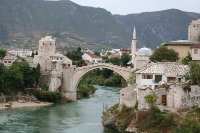 Mostar é uma cidade que pulsa história, marcada por encontros culturais e a força de um povo que reconstruiu sua identidade após a guerra. No coração desse cenário está a Ponte Velha, símbolo-mor de união e resiliência que atravessa séculos. Caminhar por Mostar é sentir a convivência entre tradições, sabores e memórias. -  (crédito: reprodução/ tripadvisor)